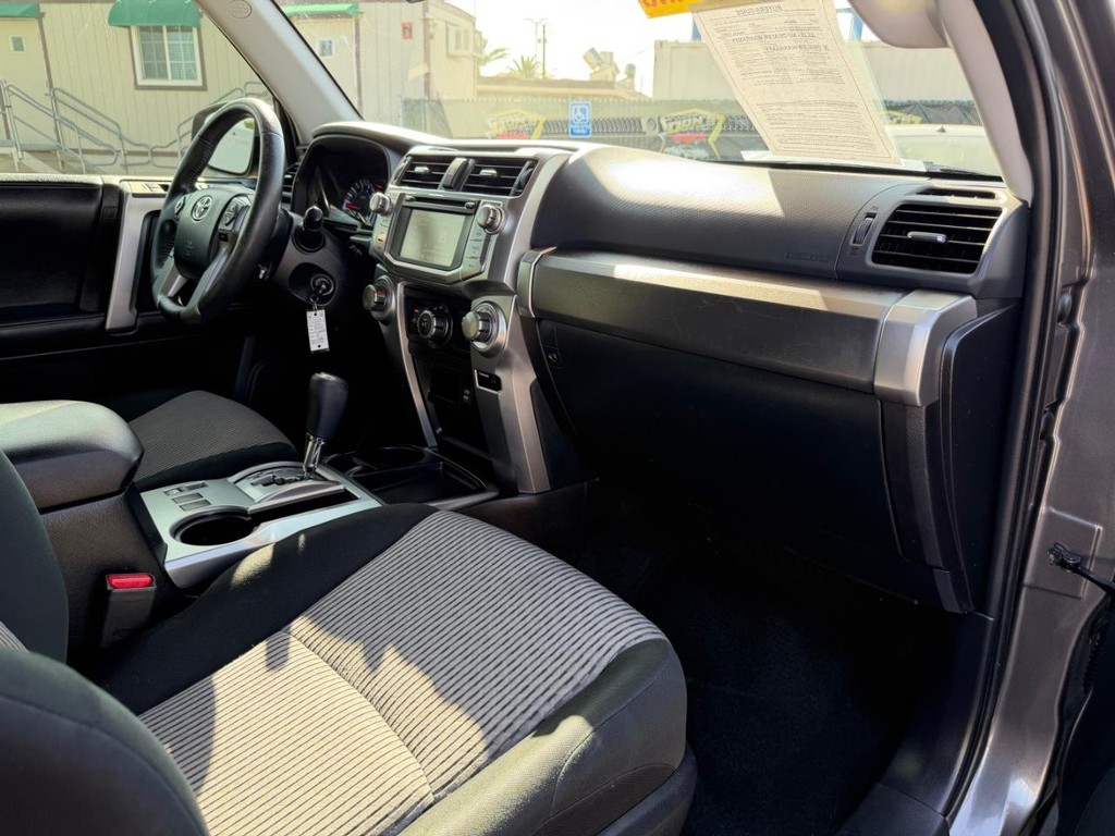 Toyota 4Runner Vehicle Full-screen Gallery Image 19