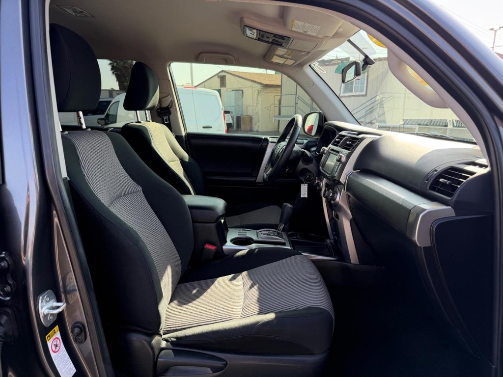 Toyota 4Runner Vehicle Full-screen Gallery Image 20