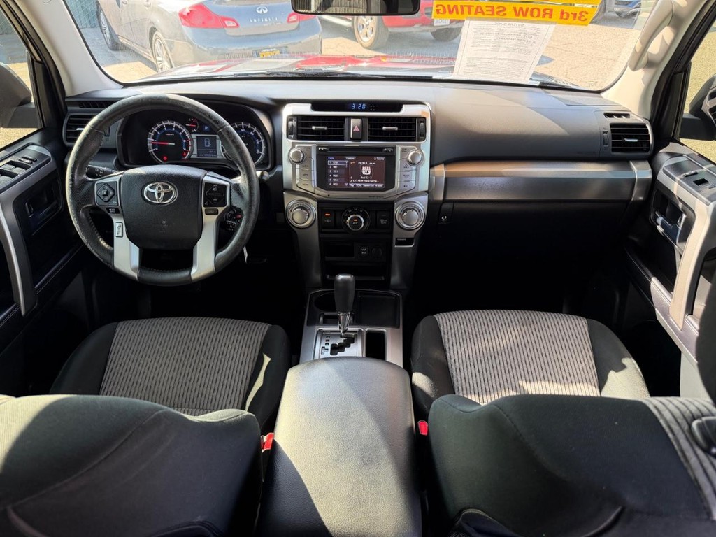 Toyota 4Runner Vehicle Full-screen Gallery Image 21