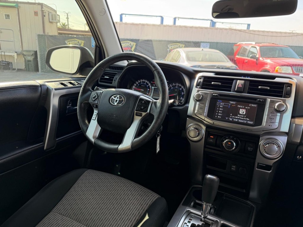 Toyota 4Runner Vehicle Full-screen Gallery Image 22