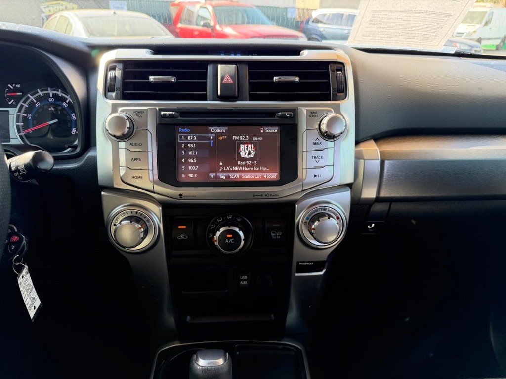 Toyota 4Runner Vehicle Full-screen Gallery Image 23