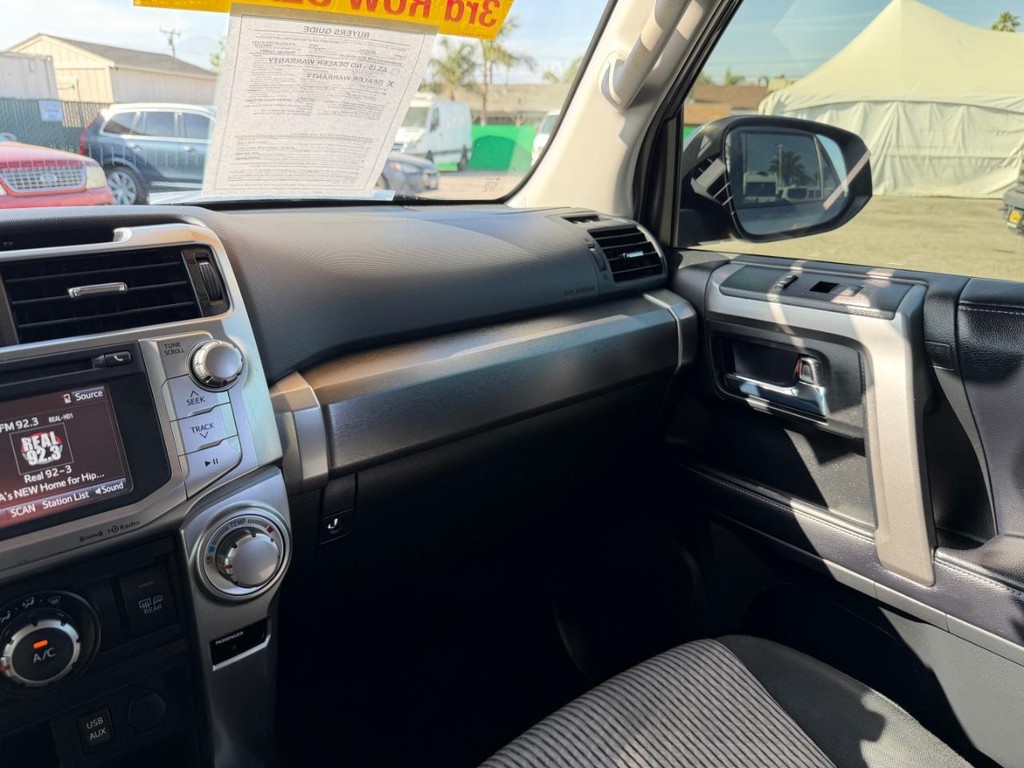 Toyota 4Runner Vehicle Full-screen Gallery Image 24