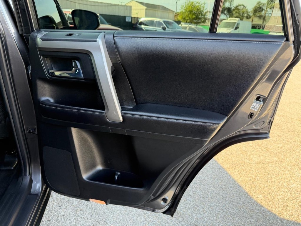 Toyota 4Runner Vehicle Full-screen Gallery Image 34