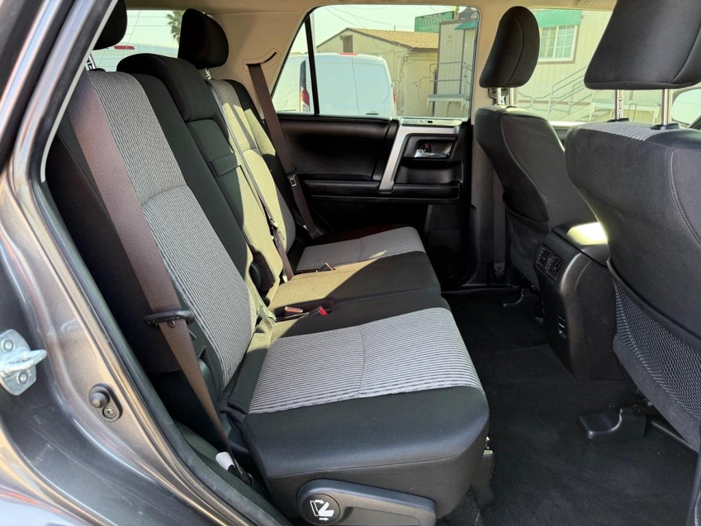 Toyota 4Runner Vehicle Full-screen Gallery Image 35