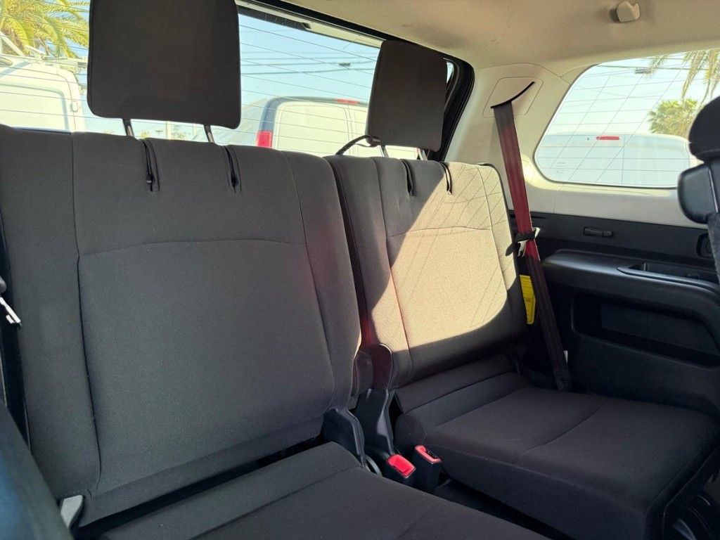 Toyota 4Runner Vehicle Full-screen Gallery Image 36