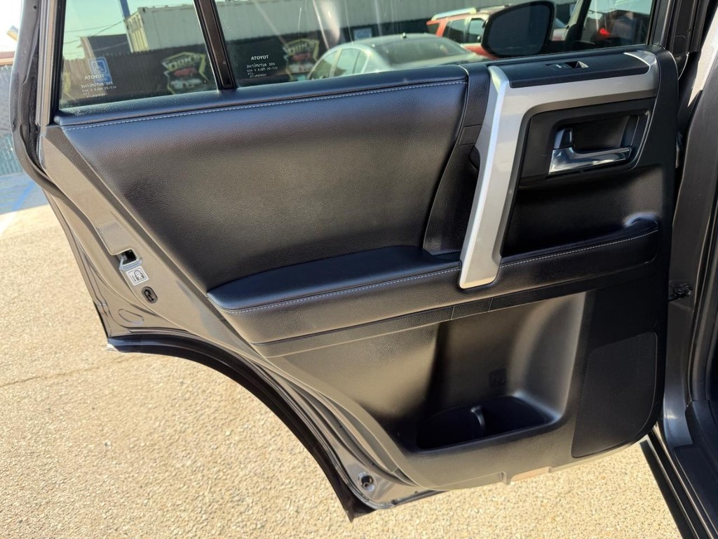 Toyota 4Runner Vehicle Full-screen Gallery Image 37