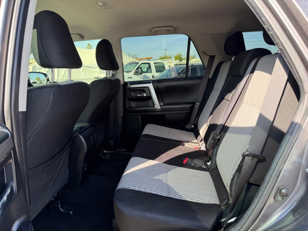 Toyota 4Runner Vehicle Full-screen Gallery Image 38