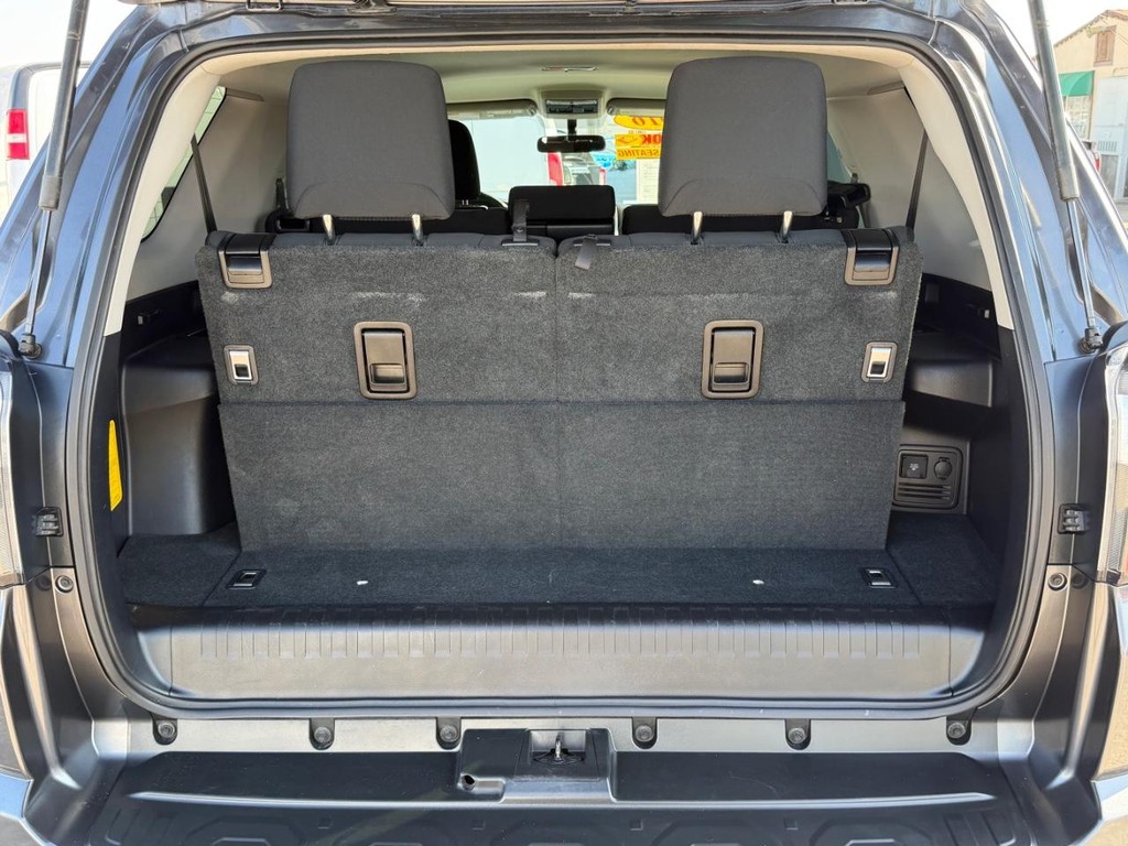 Toyota 4Runner Vehicle Full-screen Gallery Image 41