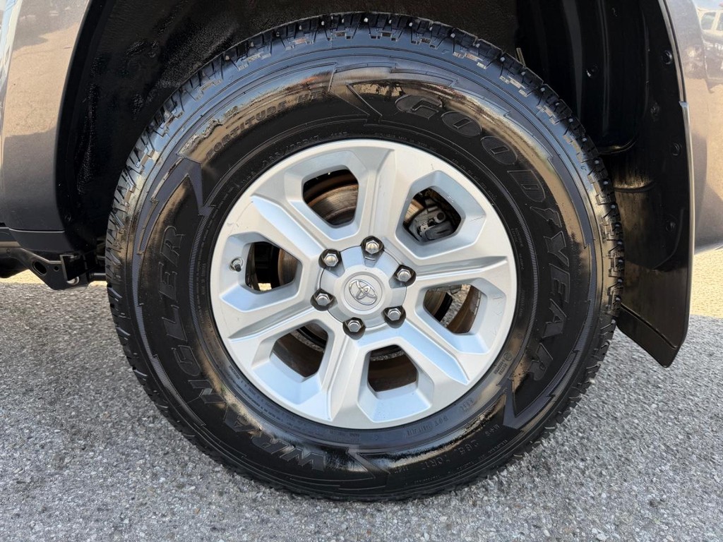 Toyota 4Runner Vehicle Full-screen Gallery Image 43