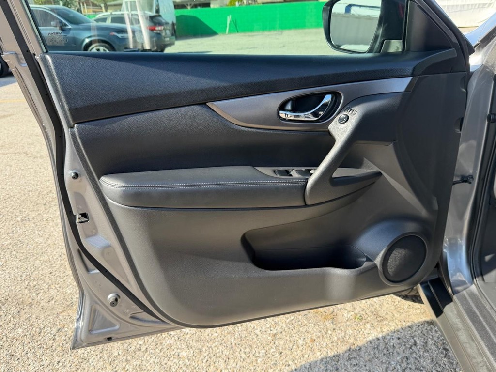 Nissan Rogue Vehicle Full-screen Gallery Image 15