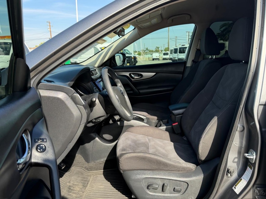 Nissan Rogue Vehicle Full-screen Gallery Image 17