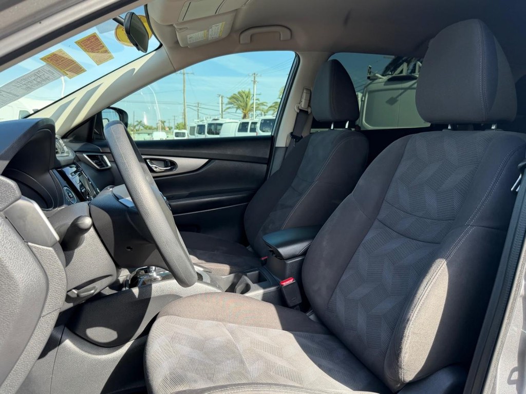 Nissan Rogue Vehicle Full-screen Gallery Image 18