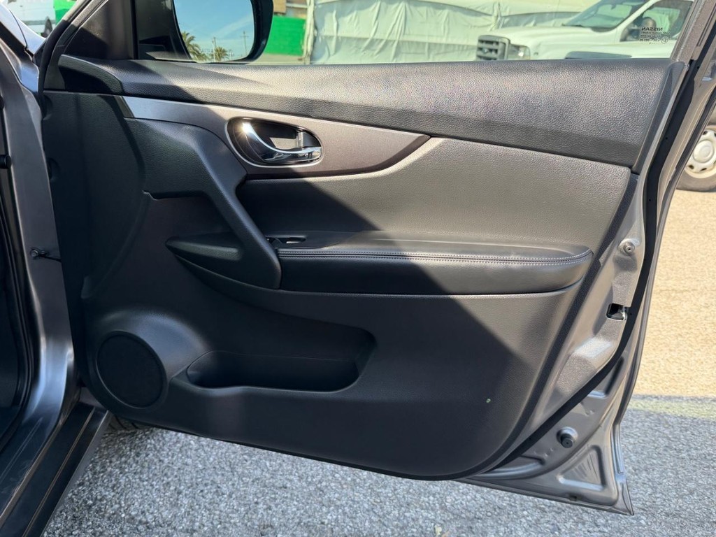 Nissan Rogue Vehicle Full-screen Gallery Image 19