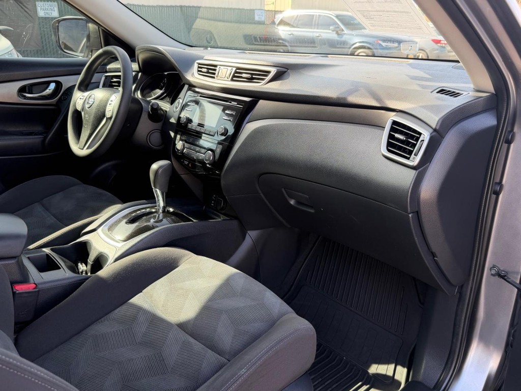 Nissan Rogue Vehicle Full-screen Gallery Image 20