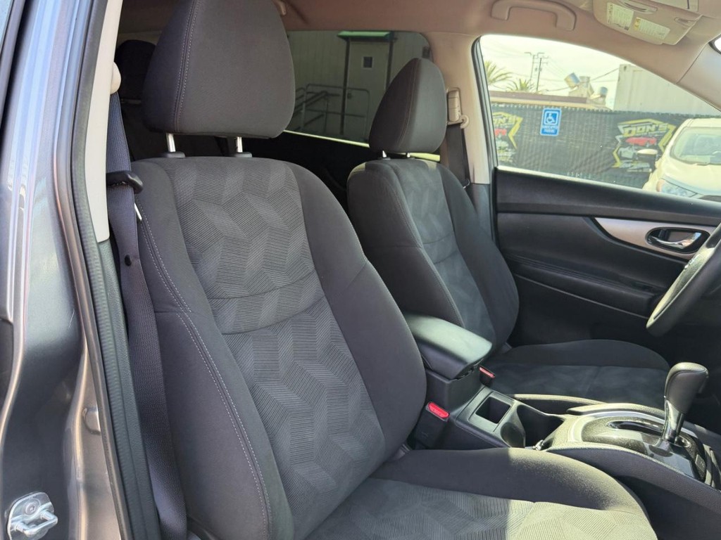 Nissan Rogue Vehicle Full-screen Gallery Image 22