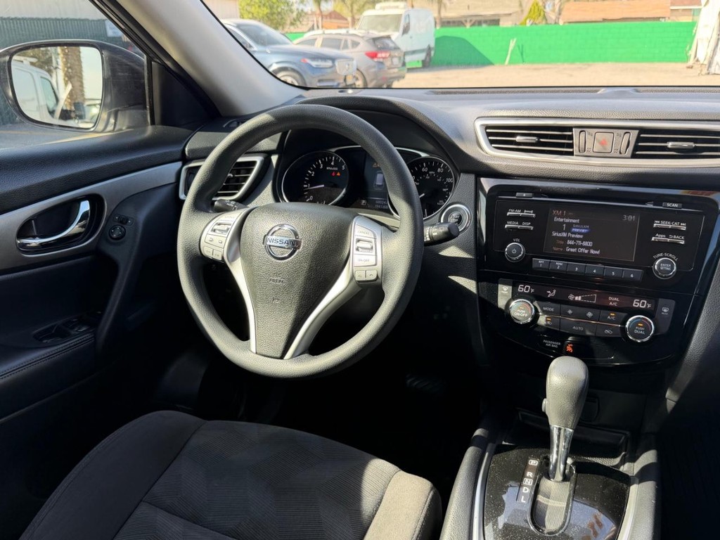 Nissan Rogue Vehicle Full-screen Gallery Image 24