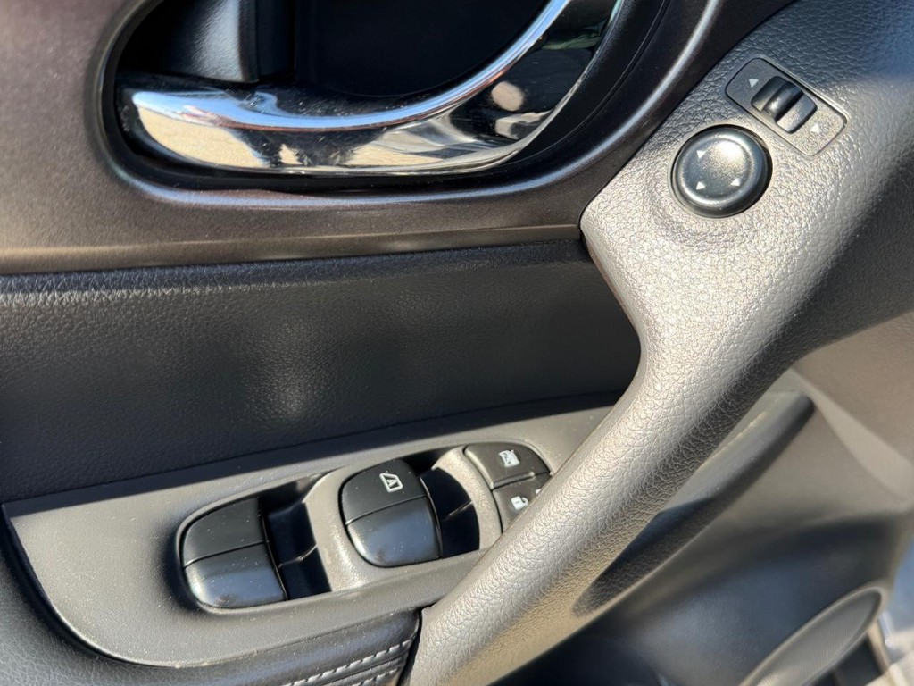 Nissan Rogue Vehicle Full-screen Gallery Image 31