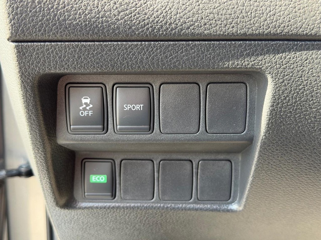 Nissan Rogue Vehicle Full-screen Gallery Image 32