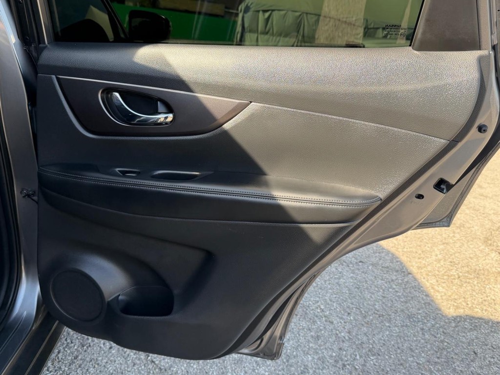 Nissan Rogue Vehicle Full-screen Gallery Image 33