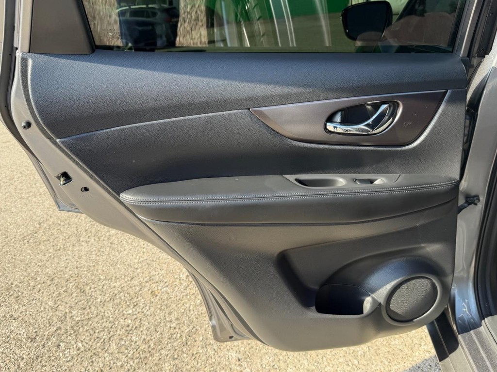 Nissan Rogue Vehicle Full-screen Gallery Image 35