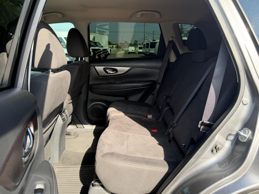 Nissan Rogue Vehicle Full-screen Gallery Image 36