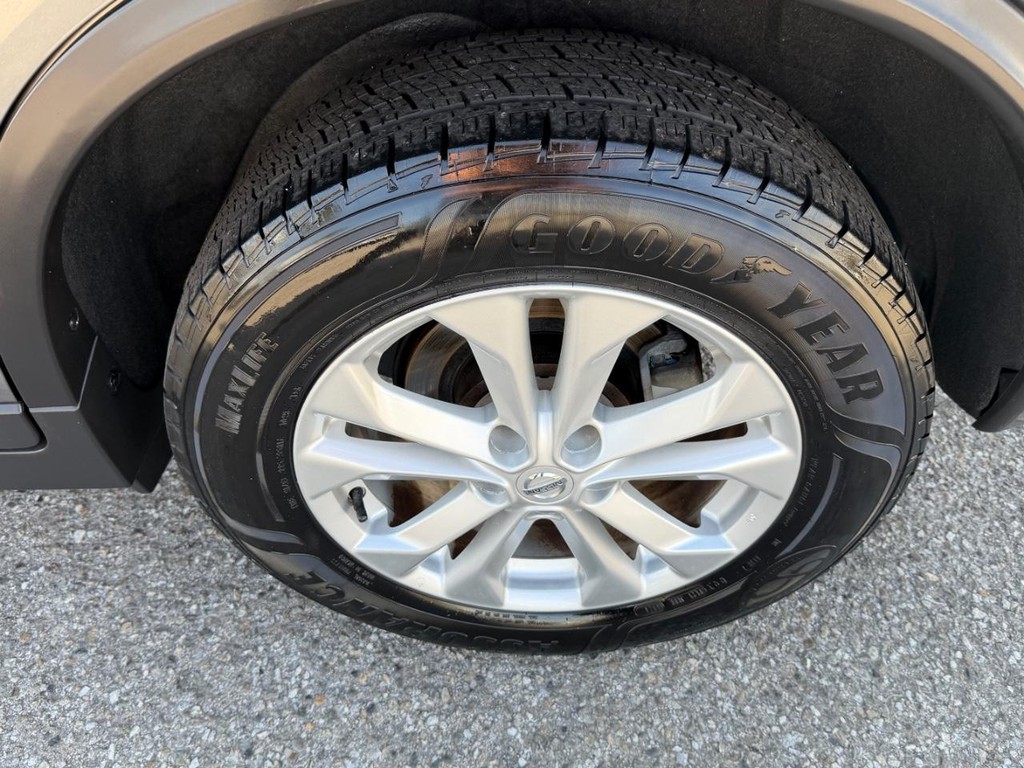 Nissan Rogue Vehicle Full-screen Gallery Image 39