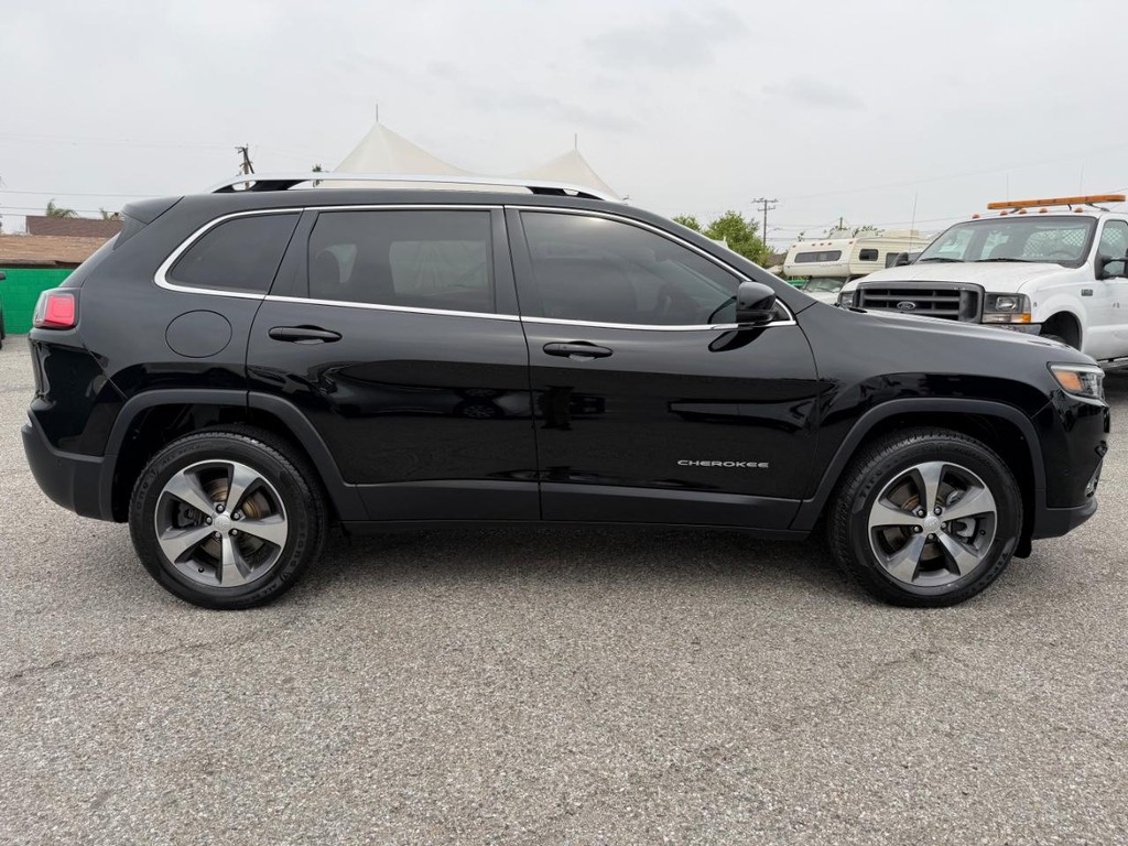 Jeep Cherokee Vehicle Full-screen Gallery Image 05