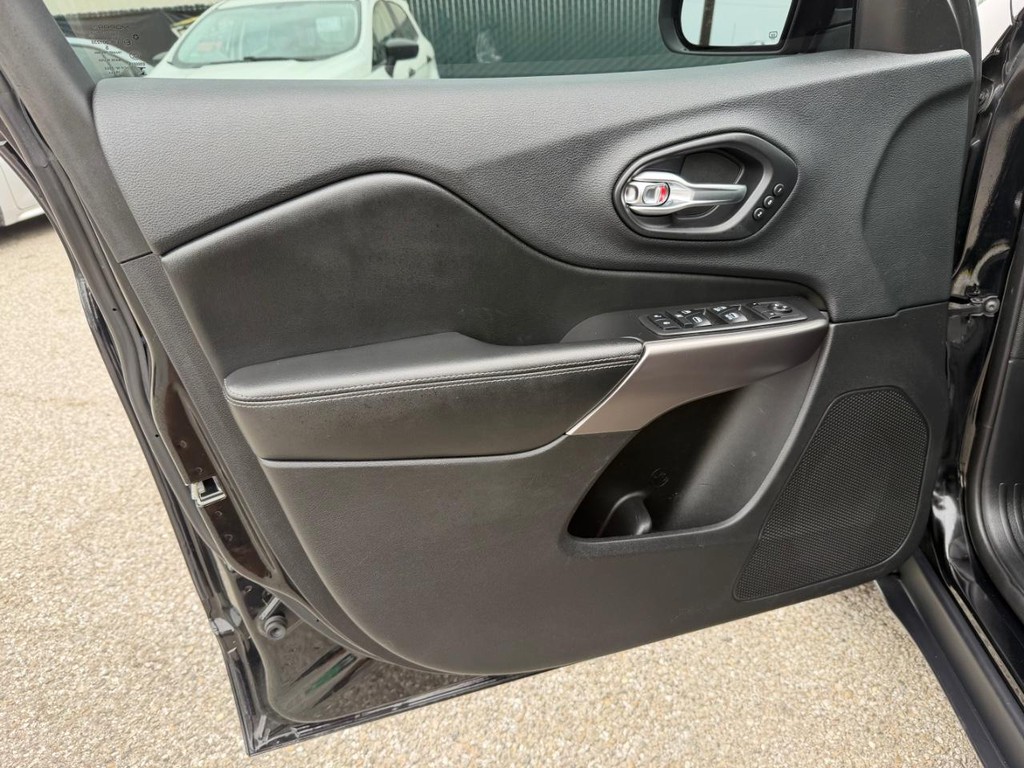 Jeep Cherokee Vehicle Full-screen Gallery Image 15