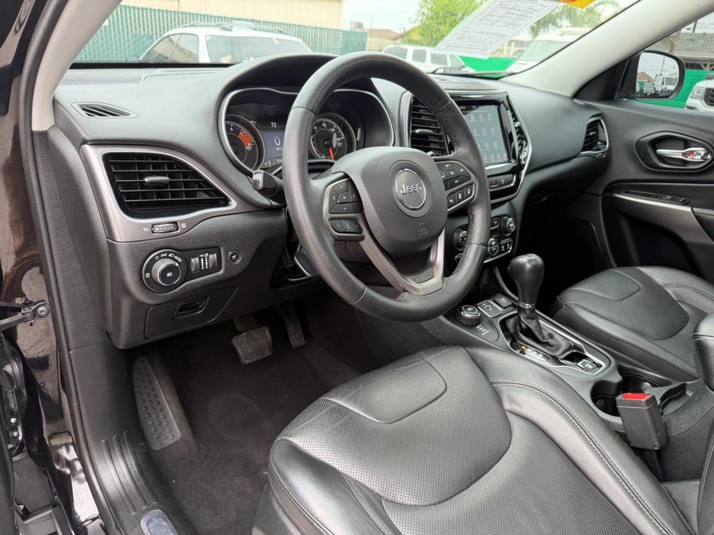 Jeep Cherokee Vehicle Full-screen Gallery Image 16