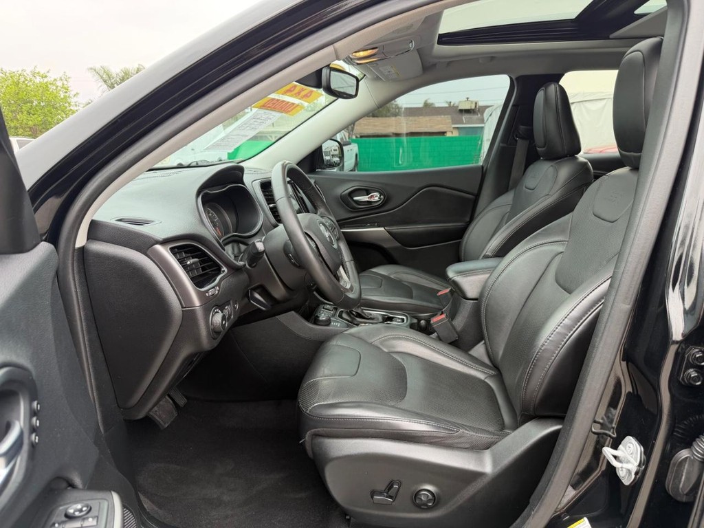 Jeep Cherokee Vehicle Full-screen Gallery Image 17