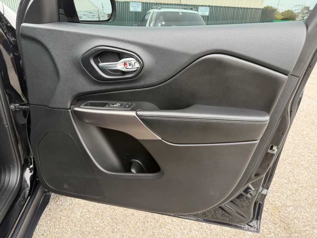 Jeep Cherokee Vehicle Full-screen Gallery Image 19