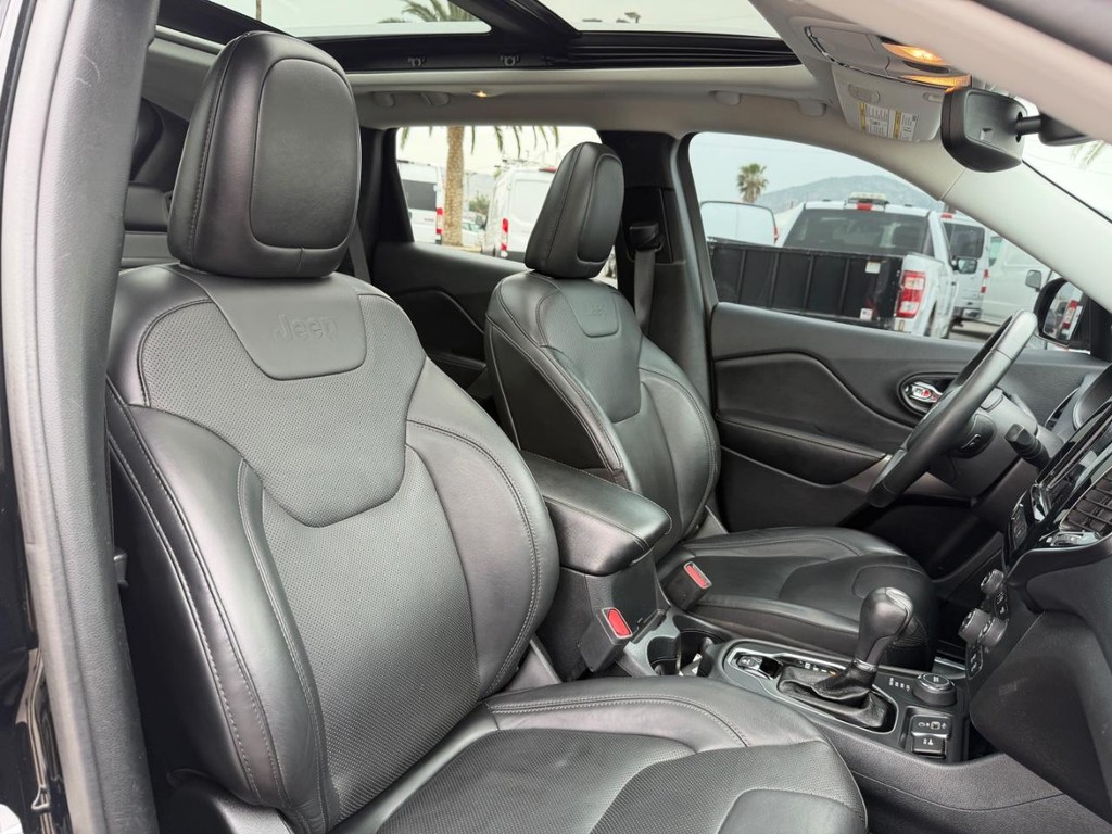 Jeep Cherokee Vehicle Full-screen Gallery Image 22