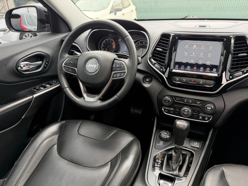 Jeep Cherokee Vehicle Full-screen Gallery Image 24