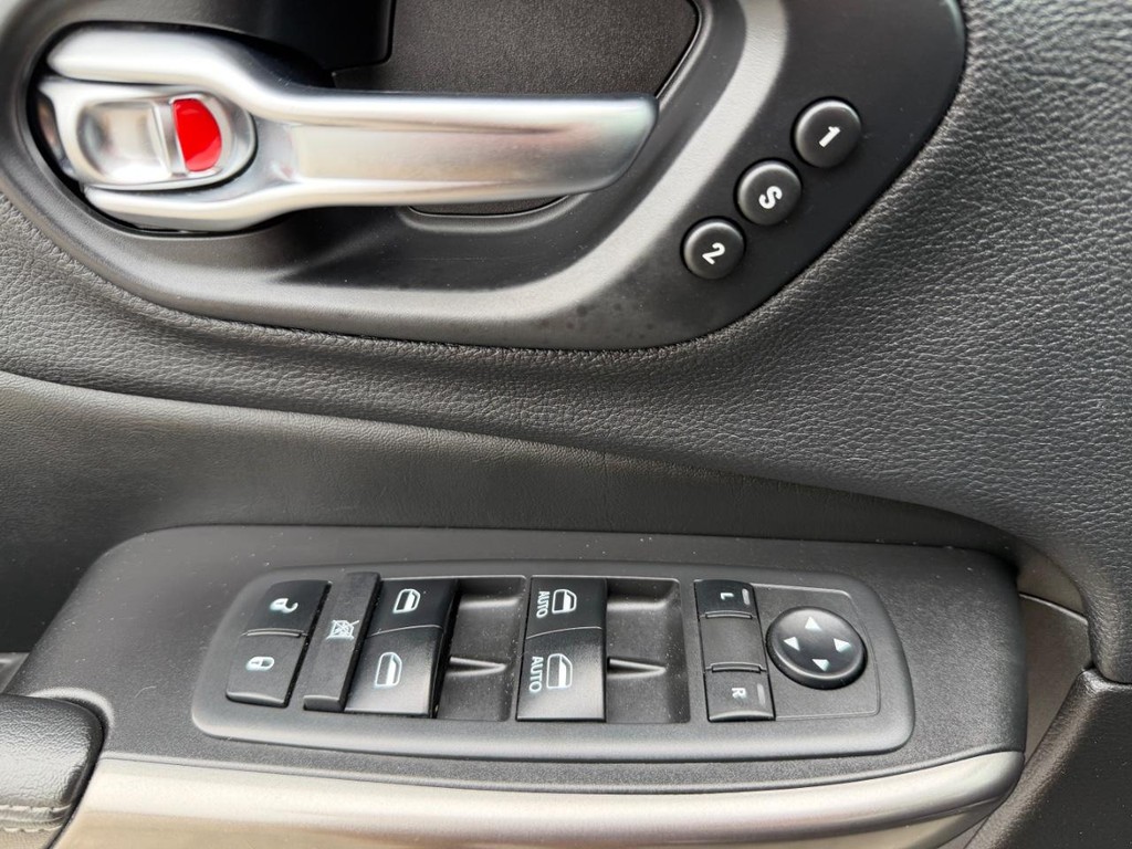 Jeep Cherokee Vehicle Full-screen Gallery Image 31