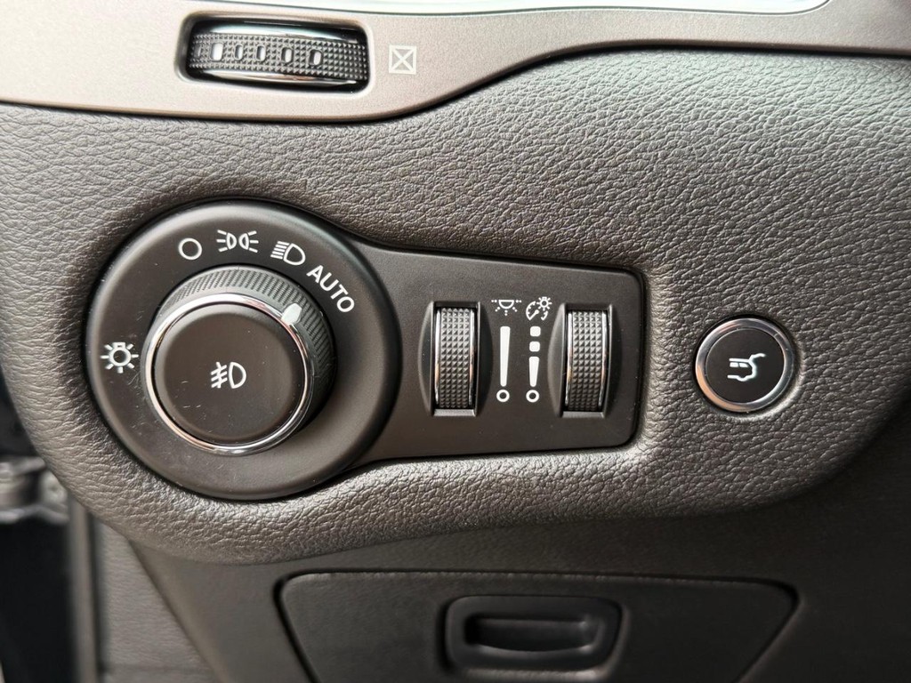 Jeep Cherokee Vehicle Full-screen Gallery Image 32