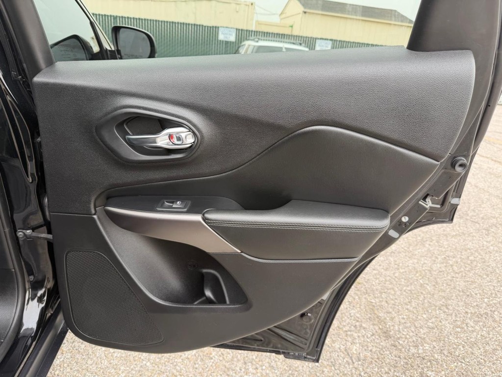 Jeep Cherokee Vehicle Full-screen Gallery Image 37