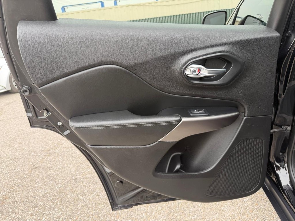 Jeep Cherokee Vehicle Full-screen Gallery Image 40