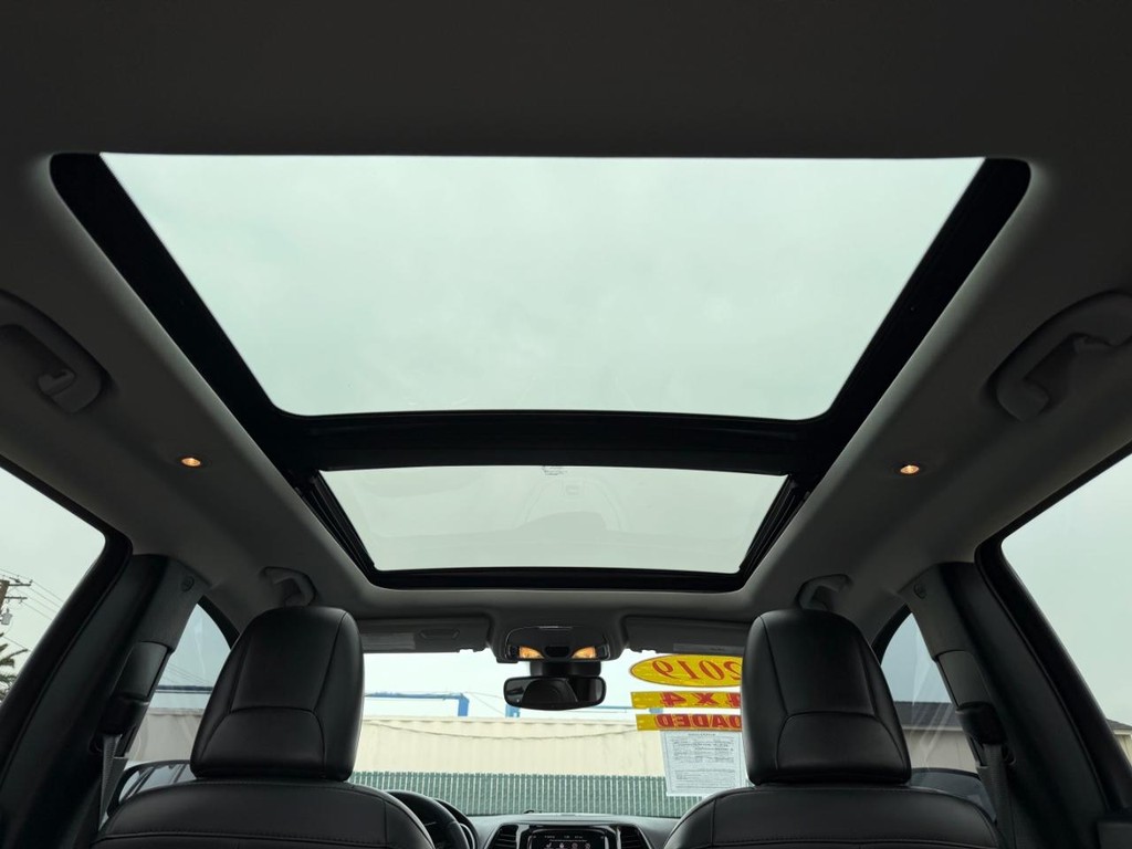 Jeep Cherokee Vehicle Full-screen Gallery Image 42