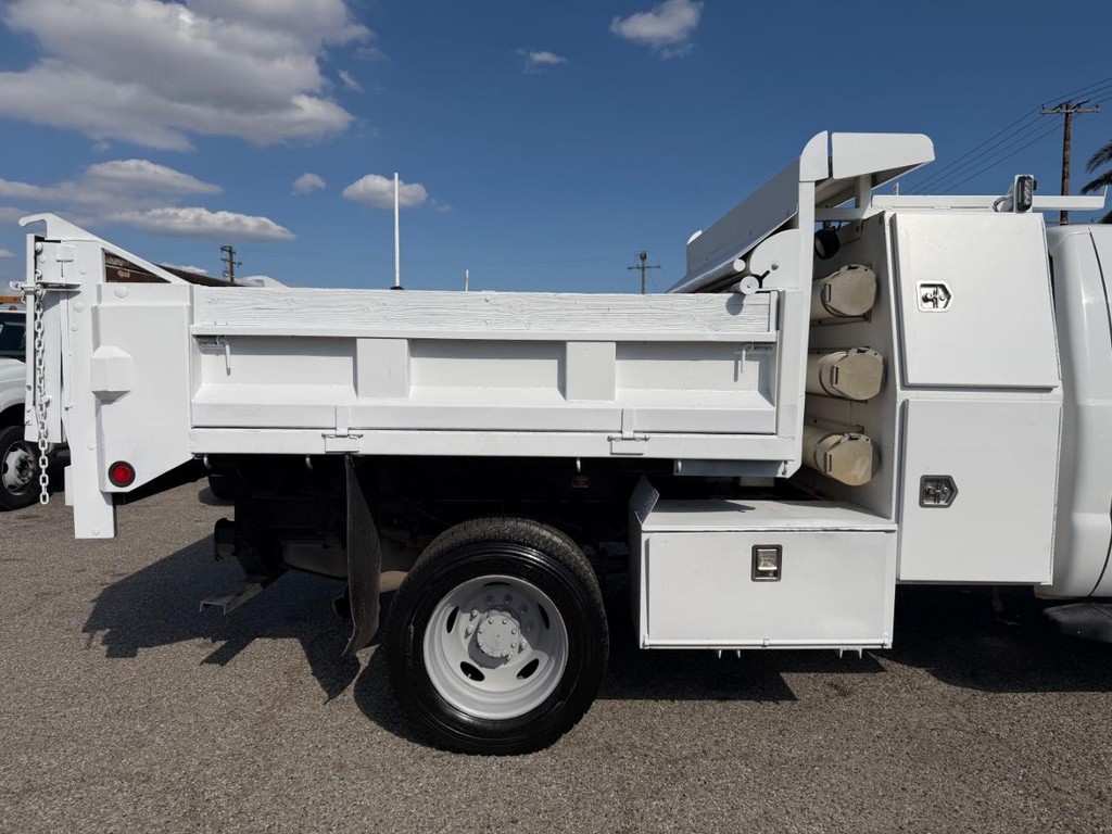 Ford F-550 Vehicle Full-screen Gallery Image 15