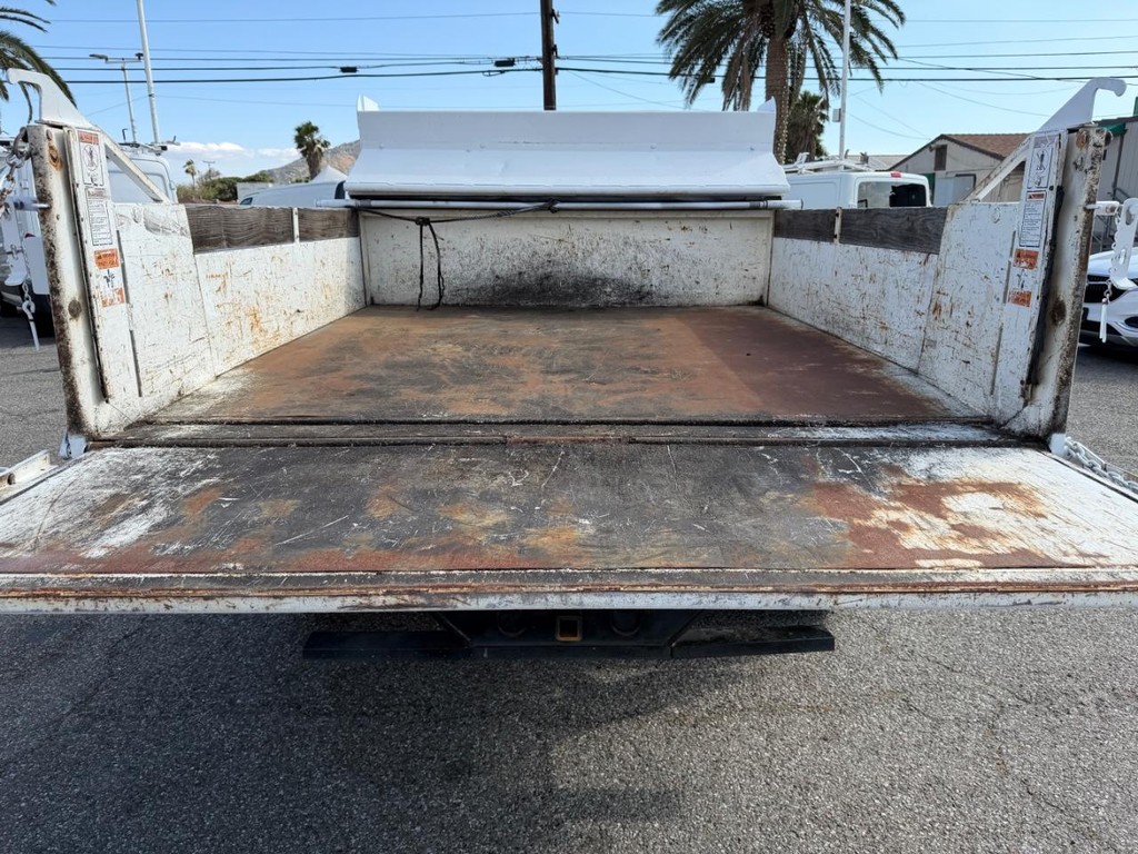 Ford F-550 Vehicle Full-screen Gallery Image 18