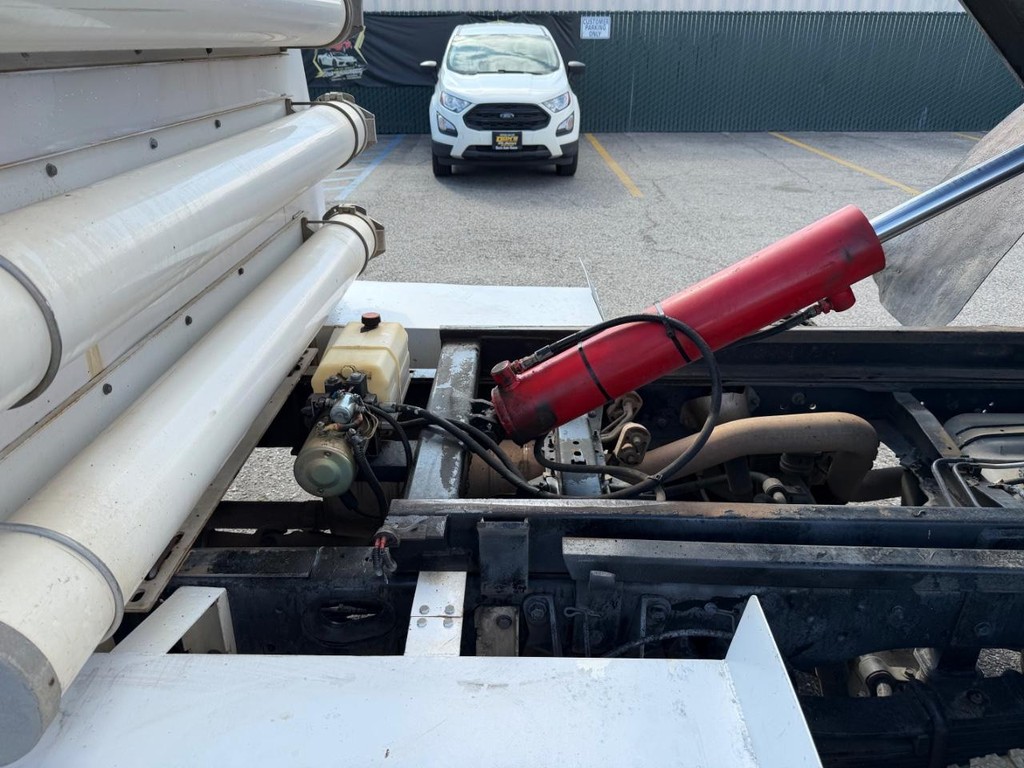 Ford F-550 Vehicle Full-screen Gallery Image 29