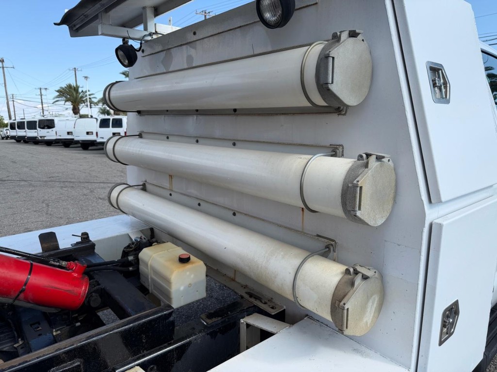 Ford F-550 Vehicle Full-screen Gallery Image 31