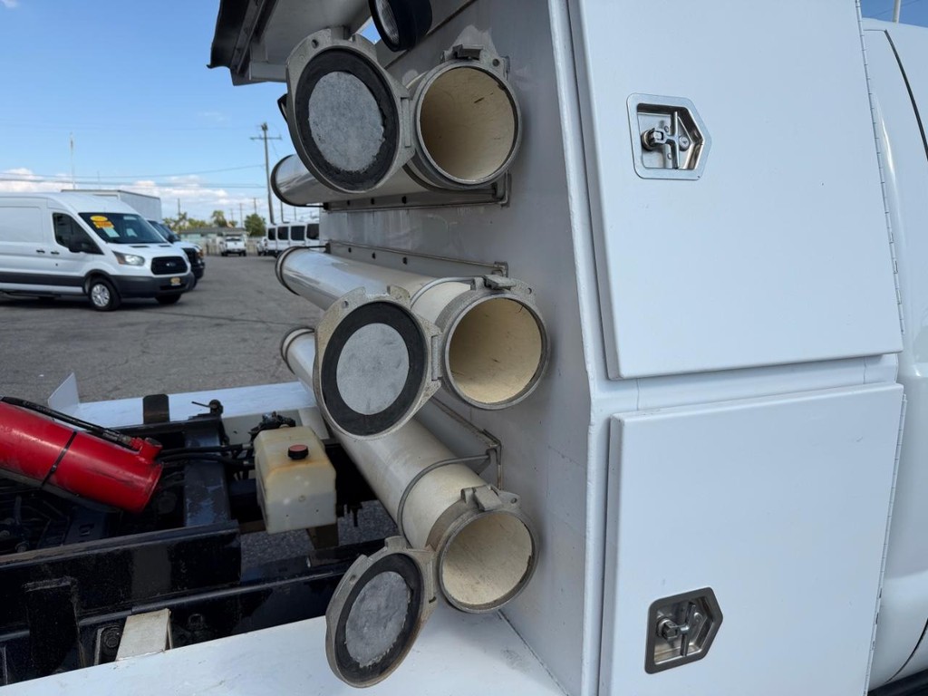 Ford F-550 Vehicle Full-screen Gallery Image 32