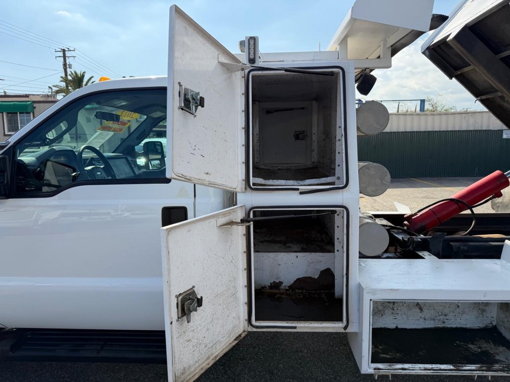 Ford F-550 Vehicle Full-screen Gallery Image 36