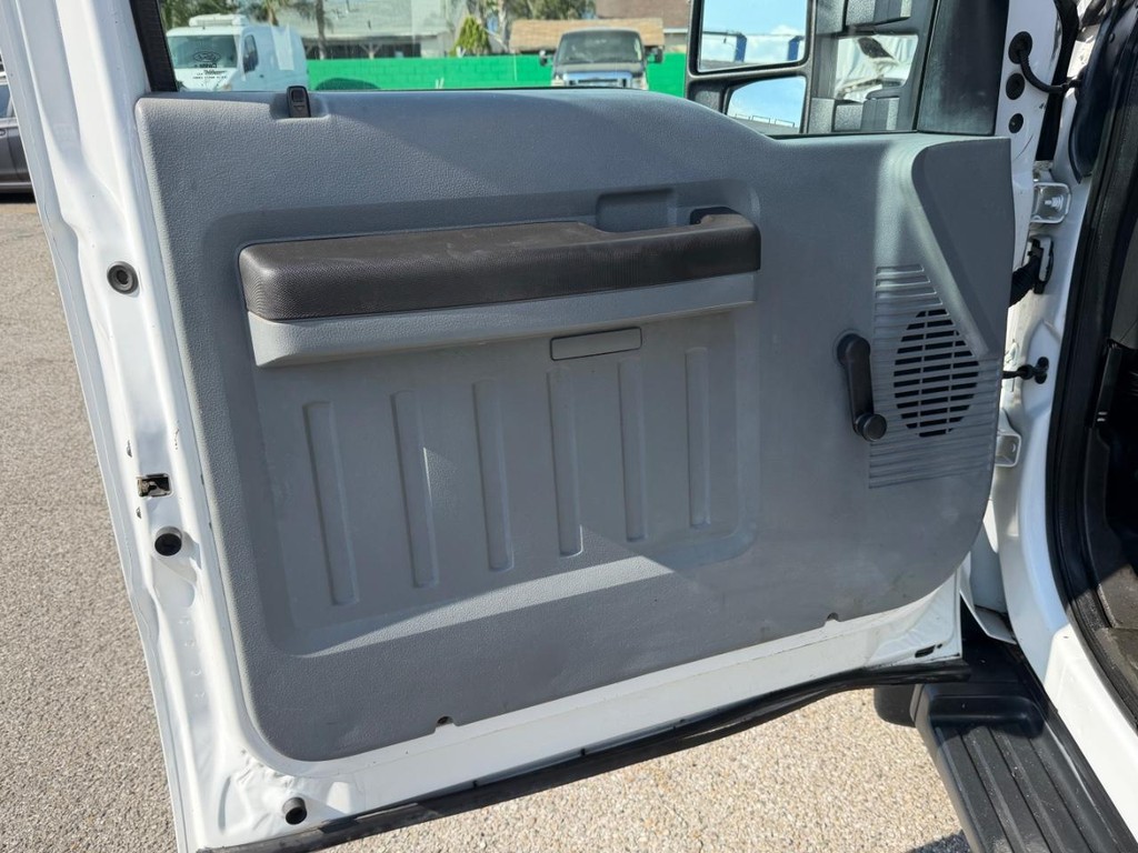 Ford F-550 Vehicle Full-screen Gallery Image 37