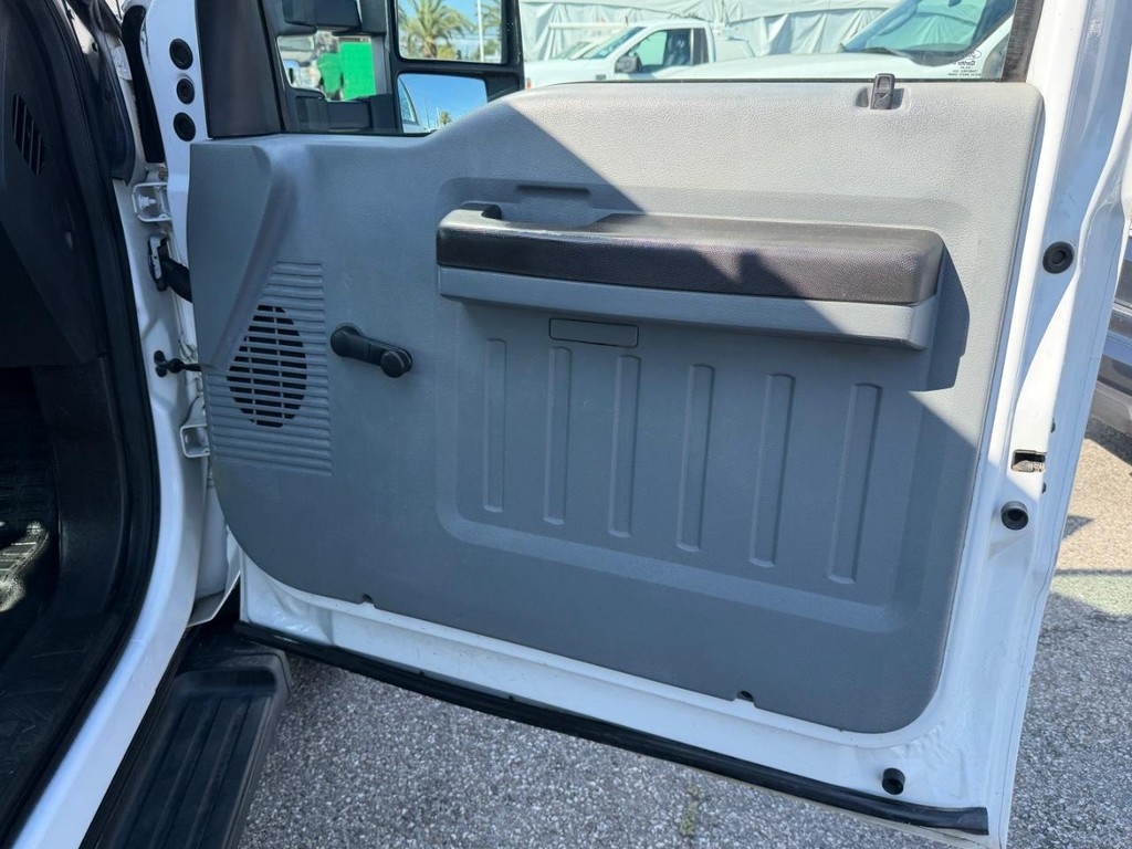 Ford F-550 Vehicle Full-screen Gallery Image 41