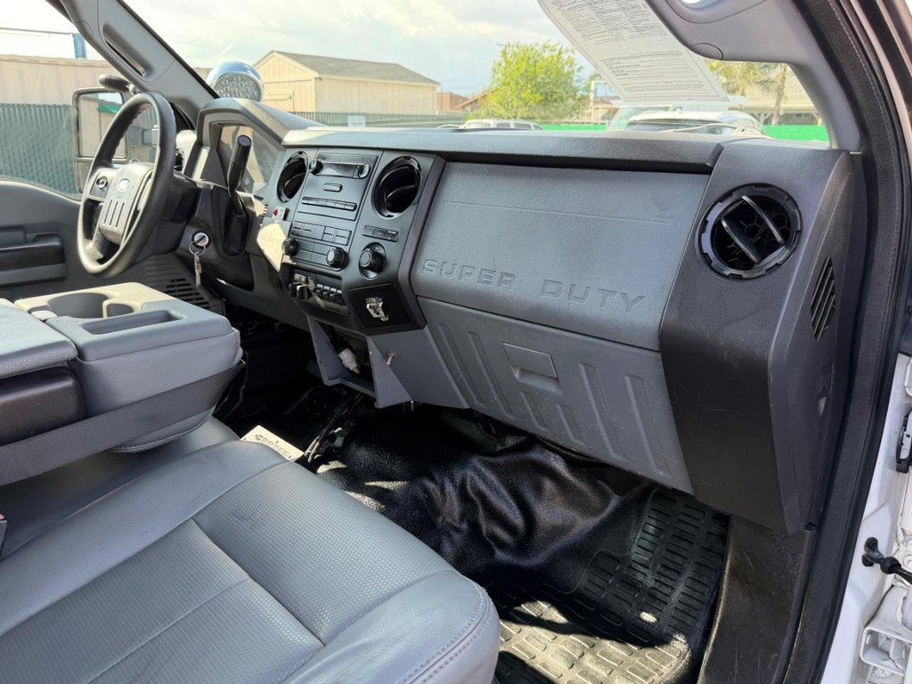 Ford F-550 Vehicle Full-screen Gallery Image 42