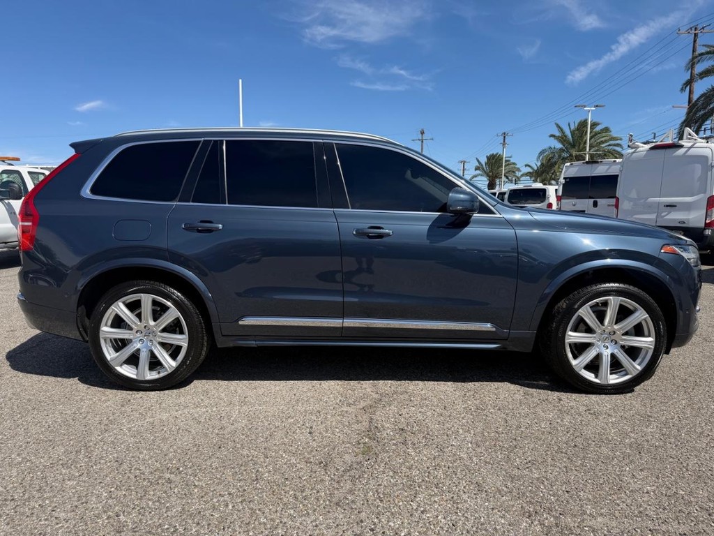 Volvo XC90 Vehicle Full-screen Gallery Image 05