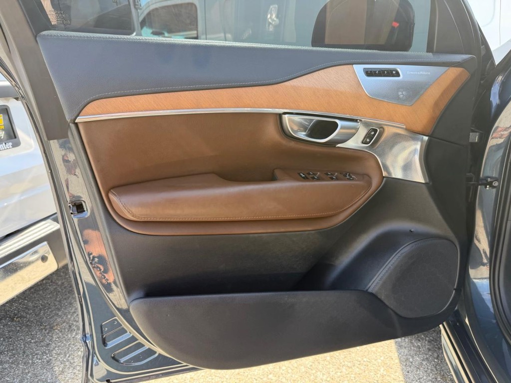 Volvo XC90 Vehicle Full-screen Gallery Image 16