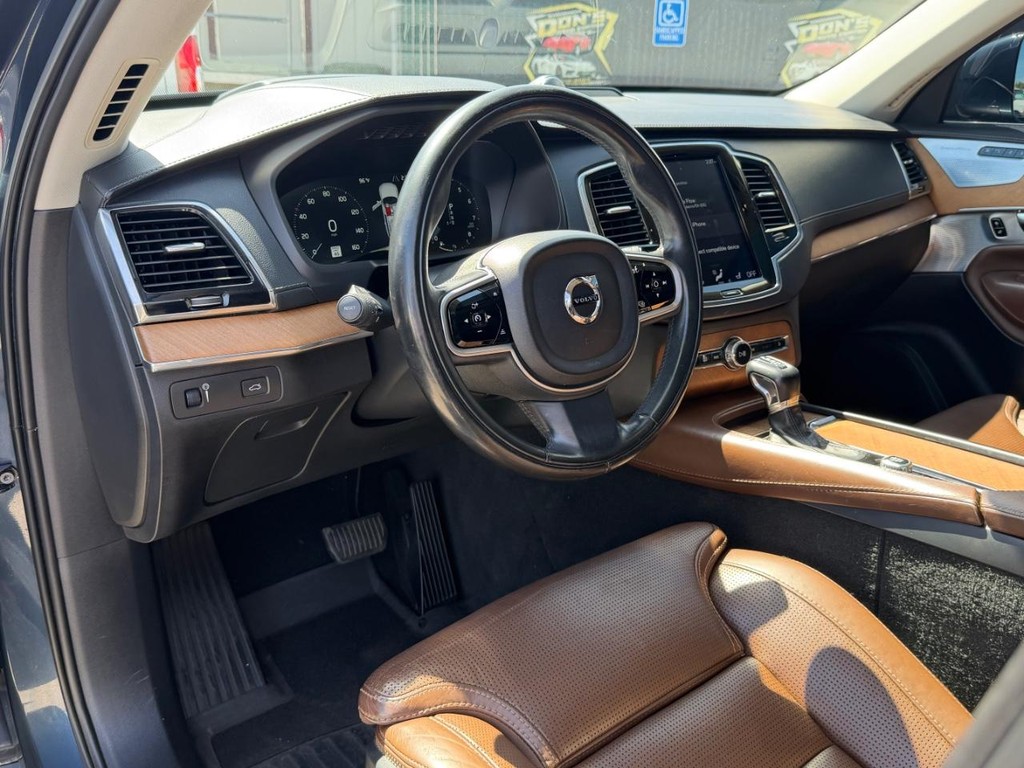 Volvo XC90 Vehicle Full-screen Gallery Image 17